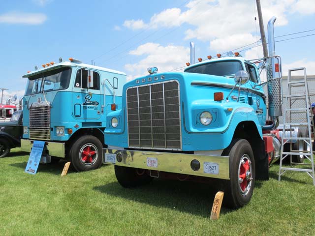 El Big Horn junto a un cabover REO Diamond.